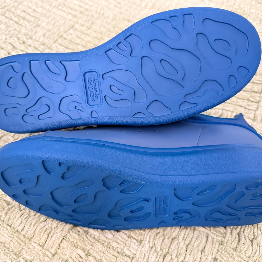 Alexander McQueen Bold Blue Low-Top Sneakers - Picture 6 of 6